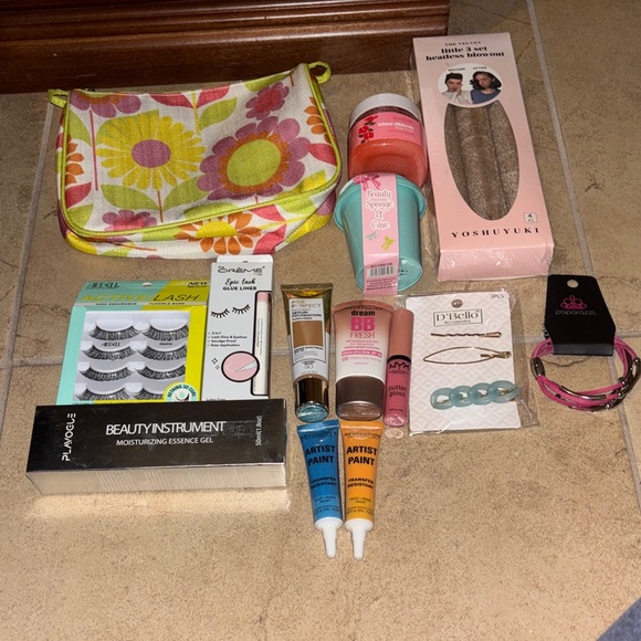 Bundel  spa set pouch  body scrub makeup spong and case heatless curls eyelashes - Picture 2 of 11